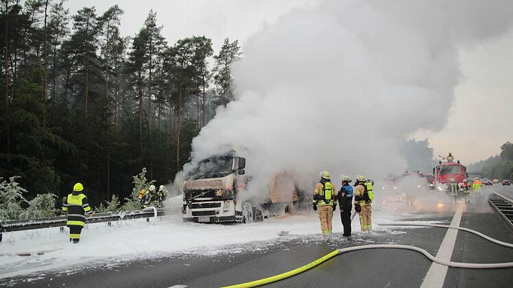 Ein brennender Lkw auf der A73 zwischen Bamberg und Hirschaid hat am Mittwochabend zu einer Vollsperrung der Autobahn in Fahrtrichtung Nürnberg geführt. Foto: Ferdindand Merzbach