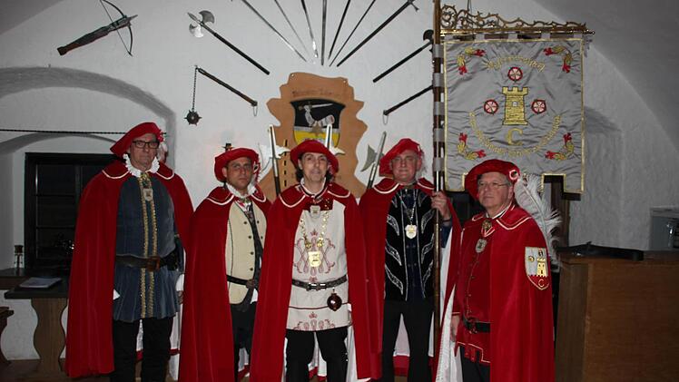 Das Kapitel (der Vorstand) der Rytterschaft zum Goldenen Turm zue Cranaha (von links): Konrad Peetz (Zeugmeister - für das Inventar verantwortlich), Joachim Wachter (Rendant - Kassierer), Sigi Mayer (Großmeyster - Vorsitzender), Walter Söhnlein (Burghauptmann, Zucht- und Knappenmeister - Lehrer für Neulinge), Michael Badura (Cantzelarius - Zweiter Vorsitzender). Es fehlt Stefan Welscher (Secretarius - Schriftführer).  Fotos: Friedwald Schedel