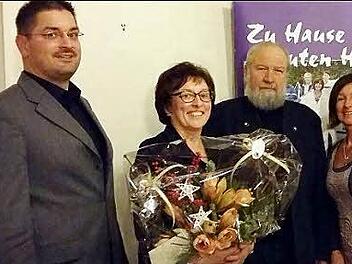 Abschied von Hildegard Beland (Bildmitte, mit Ehemann Hartmut) nehmen Silvia Schinkel, Pflegedienstleiterin der Diakoniestation Weitramsdorf-Seßlach (rechts), und Christian Gunsenheimer als Vorsitzender des Krankenpflegevereins (links).  Foto: Bettina Knauth