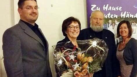 Abschied von Hildegard Beland (Bildmitte, mit Ehemann Hartmut) nehmen Silvia Schinkel, Pflegedienstleiterin der Diakoniestation Weitramsdorf-Seßlach (rechts), und Christian Gunsenheimer als Vorsitzender des Krankenpflegevereins (links).  Foto: Bettina Knauth