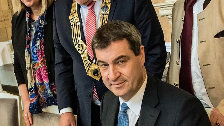 Finanzminister Söder trägt sich ins Goldene Buch der Stadt Coburg ein.Foto: Jochen Berger