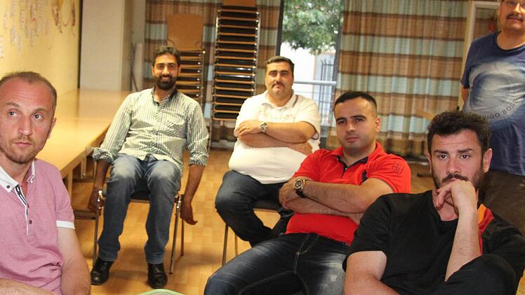 Ernste Mienen: In der türkischen Gemeinde in Kulmbach verfolgt man die Ereignisse in der Türkei mit Sorge. Foto: Sonny Adam