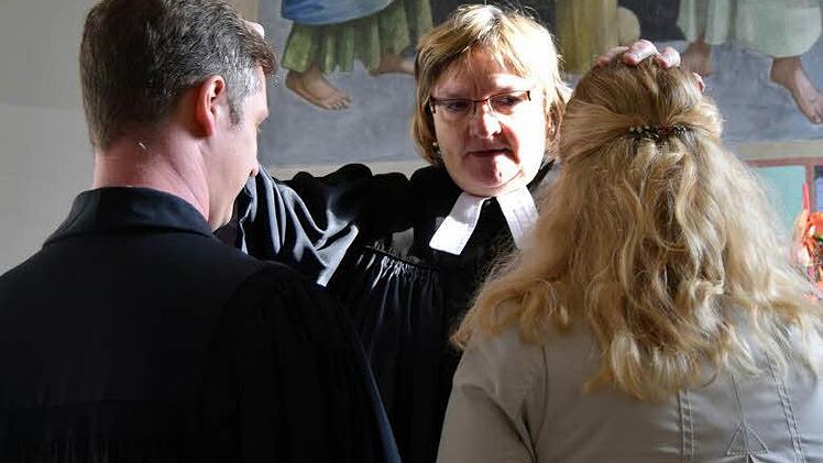 Nach der Entpflichtung segnete Pfarrerin Anne Salzbrenner Daniel Steffen Schwarz und Ehefrau Julia. Foto: Andreas Welz