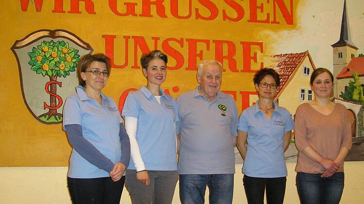 Neues Team und "alte" Kassiererin: von links nach rechts Claudia Tremer, Bianca Mende, Josef Schmitt, Barbara Halbig, Franziska Hesselbach. Fotos: Doris Bauer