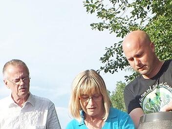 Doris Barnitzki übernahm den Anstich, Willy Nothdurft (links) schaute vorsichtig zu. Foto: M. Welker