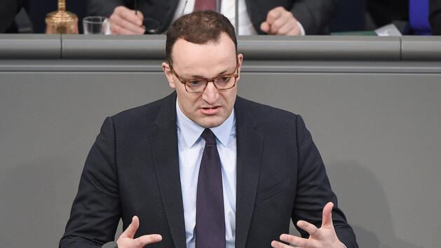 Jens Spahn (CDU), Bundesgesundheitsminister, spricht im Deutschen Bundestag zu den Abgeordneten über das Thema Gesundheitspolitik. Foto: Christophe Gateau/dpa
