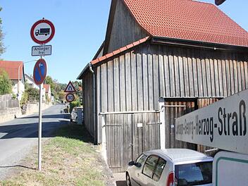 Ein Teil der Durchfahrtsstraße von Hummendorf Richtung Weißenbrunn ist für Lkw gesperrt. Foto: Franziska Rieger
