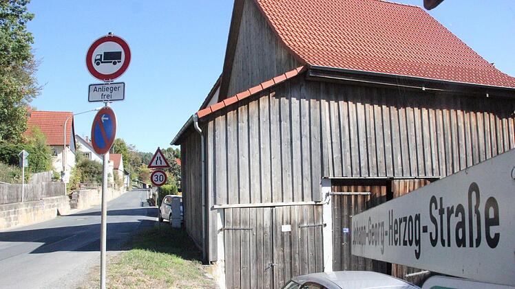 Ein Teil der Durchfahrtsstraße von Hummendorf Richtung Weißenbrunn ist für Lkw gesperrt. Foto: Franziska Rieger