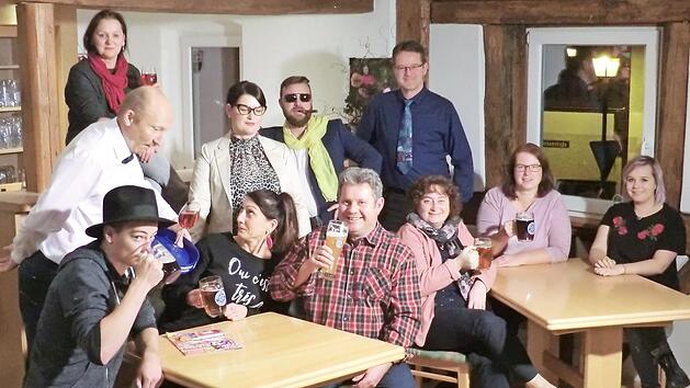 Sie lieben das Theaterspiel und werfen sich wieder begeistert in die Proben f&uuml;r das n&auml;chste St&uuml;ck: "Kaviar trifft Currywurst". Hier spielen (hinten) Magda St&ouml;hr, (Mitte von links) Steffi Schmitt, Marc Veen, Klaus Klemm, (vorne von links) Thomas Klemm, Markus Kast, Martina Freisinger, Roland Gehring, Marion H&ouml;llisch, Tanja Wissendheit, Justina Gehring.  Foto: p