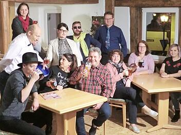 Sie lieben das Theaterspiel und werfen sich wieder begeistert in die Proben f&uuml;r das n&auml;chste St&uuml;ck: "Kaviar trifft Currywurst". Hier spielen (hinten) Magda St&ouml;hr, (Mitte von links) Steffi Schmitt, Marc Veen, Klaus Klemm, (vorne von links) Thomas Klemm, Markus Kast, Martina Freisinger, Roland Gehring, Marion H&ouml;llisch, Tanja Wissendheit, Justina Gehring.  Foto: p