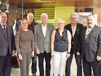 Das Bild zeigt von links: Tobias Bayer, die stellvertretende Vorsitzende der Sängergruppe Maintal Andrea Wilder, Ingbert Bayer, Oskar Vogel, Chorleiterin Manuela Söllner, Heribert Neder und den ersten Vorsitzenden Ralf Herbst Foto: Pamela Stroh