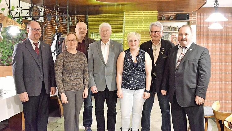 Das Bild zeigt von links: Tobias Bayer, die stellvertretende Vorsitzende der Sängergruppe Maintal Andrea Wilder, Ingbert Bayer, Oskar Vogel, Chorleiterin Manuela Söllner, Heribert Neder und den ersten Vorsitzenden Ralf Herbst Foto: Pamela Stroh