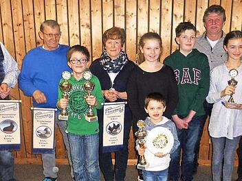 Geehrt und ausgezeichnet wurden beim Kleintierzuchtverein Kronach die Vereinsmeister und die erfolgreichen Jugendlichen. Im Bild (vorne) der Jungzüchter Jonathan Beetz, sowie (von links): Markus Appel, Helmut Hanff, Julian Beetz, Angela Appel, die neuen Jugendmitglieder Selina Gerber und Sandro Gerber, stellv. Vorsitzender Ottmar Löffler, Luisa Gehring, Leon Gehring und Jugendleiter Anton Zwosta.  Foto: Dieter Wolf