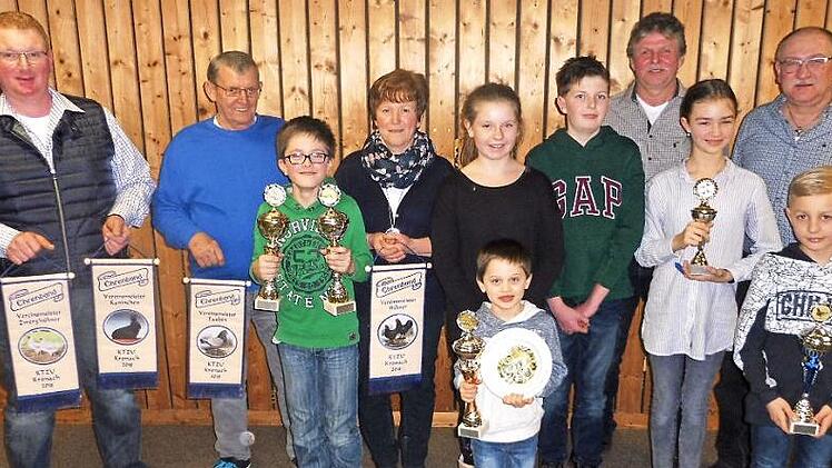 Geehrt und ausgezeichnet wurden beim Kleintierzuchtverein Kronach die Vereinsmeister und die erfolgreichen Jugendlichen. Im Bild (vorne) der Jungzüchter Jonathan Beetz, sowie (von links): Markus Appel, Helmut Hanff, Julian Beetz, Angela Appel, die neuen Jugendmitglieder Selina Gerber und Sandro Gerber, stellv. Vorsitzender Ottmar Löffler, Luisa Gehring, Leon Gehring und Jugendleiter Anton Zwosta.  Foto: Dieter Wolf