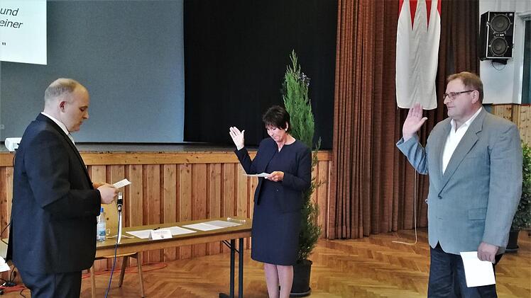 Bürgermeister Daniel Wehner (CSU, links) vereidigt mit gebotenem Abstand seine Stellvertreter Silvia Metz (CSU) als zweite Bürgermeisterin und Egon Gessner (CWG Lauter) als dritten Bürgermeister. Foto: Sigismund von Dobschütz