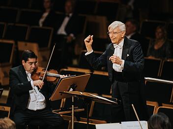100 Zuhörer erlebten einen denkwürdigen Abend mit dem 93-jährigen Herbert Blomstedt und den Bamberger Symphonikern. Fotos: Marian Lenhard