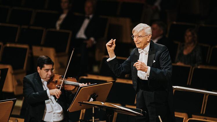 100 Zuhörer erlebten einen denkwürdigen Abend mit dem 93-jährigen Herbert Blomstedt und den Bamberger Symphonikern. Fotos: Marian Lenhard