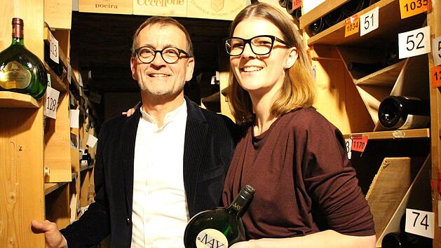 Stefanie Hehn hat ihre Ausbildung  bei Sternekoch Hermann Laudensack in Bad Kissingen absolviert. Unser Bild zeigt sie bei einem Heimatbesuch mit Laudensack im Weinkeller seines Hotels. Archiv Benedikt Borst