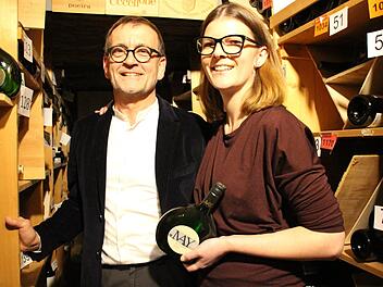 Stefanie Hehn hat ihre Ausbildung  bei Sternekoch Hermann Laudensack in Bad Kissingen absolviert. Unser Bild zeigt sie bei einem Heimatbesuch mit Laudensack im Weinkeller seines Hotels. Archiv Benedikt Borst