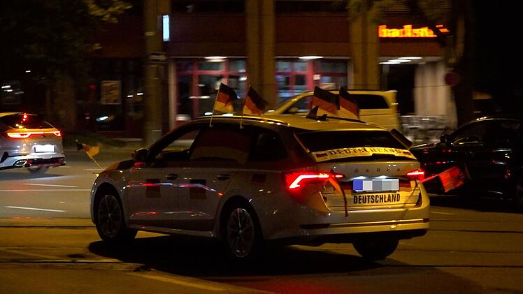 Nürnberg: Nach EM-Spiel - Polizei stoppt hupende Autos am Plärrer