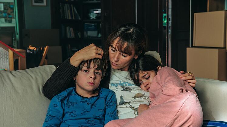 Elena (Peri Baumeister, Mitte) sorgt sich um ihre Kinder Sami (Elyas Efe, links) und Ada (Soraya Marie Efe). Die Drohungen im Netz betreffen auch ihre Familie.