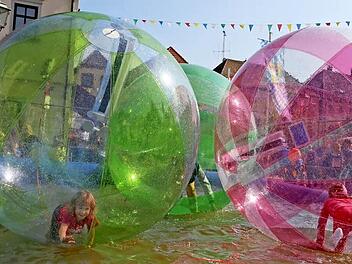 Das macht Spaß: Kinder ließen sich in den "Magic Balls" auf dem Wasser treiben - eine Attraktion beim Straßenfest.  Fotos: Barbara Herbst