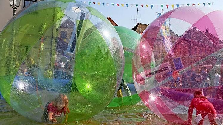Das macht Spaß: Kinder ließen sich in den "Magic Balls" auf dem Wasser treiben - eine Attraktion beim Straßenfest.  Fotos: Barbara Herbst