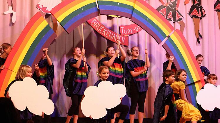 Das Brückenauer Regenbogenlogo, Teil des Sommergewitters aus Bachrain. Foto: Thomas Dill