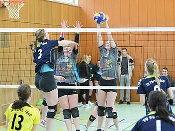 Abgeblockt und niedergekämpft: Selina Helfmann und Pia Tolle (rechts) vom TV/DJK Hammelburg II im Spiel gegen den TV Fürth. Foto: ssp