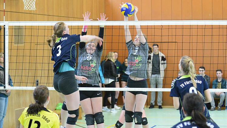 Abgeblockt und niedergekämpft: Selina Helfmann und Pia Tolle (rechts) vom TV/DJK Hammelburg II im Spiel gegen den TV Fürth. Foto: ssp
