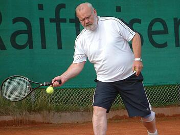Beim 16:5-Heimsieg der Herren 50 des SV Neuses in der Bezirksklasse 1 gegen den ASV Nemmersdorf gewann Winfried Lebok sein Einzel und das Doppel mit Helmut Horn ohne Satzverlust. Foto: Hans Franz