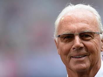 Ja, is' denn schon Weihnachten? Franz Beckenbauer nimmt sich mehr Zeit für die Familie. Foto: Andreas Gebert, dpa