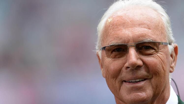 Ja, is' denn schon Weihnachten? Franz Beckenbauer nimmt sich mehr Zeit für die Familie. Foto: Andreas Gebert, dpa