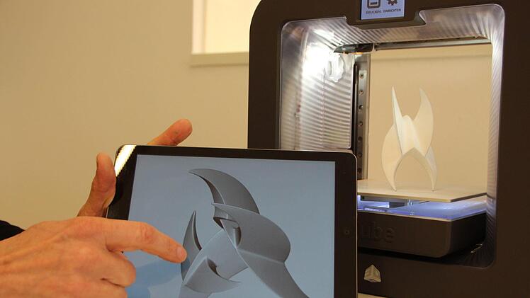 Der 3D-Scanner (rechts) digitalisiert das Modell auf den Computer. Foto: Benedikt Borst