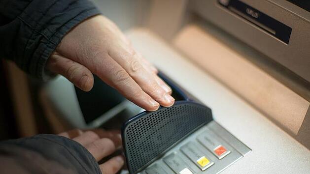 Unbekannte haben am Dienstagmorgen einen Geldautomaten in Geiselwind gesprengt und  Bargeld erbeutet. Die Polizei sucht jetzt nach Zeugen zu den Fl&uuml;chtigen. Symbolfoto:pixabay.com/mrganso