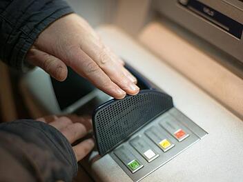 Unbekannte haben am Dienstagmorgen einen Geldautomaten in Geiselwind gesprengt und  Bargeld erbeutet. Die Polizei sucht jetzt nach Zeugen zu den Fl&uuml;chtigen. Symbolfoto:pixabay.com/mrganso