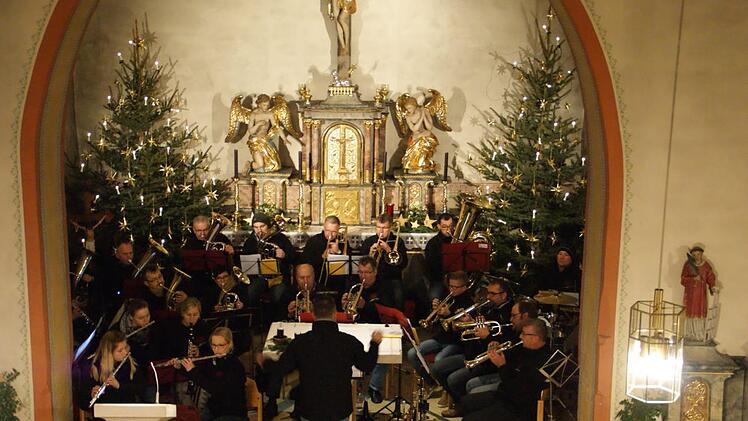 Bei den Augsfelder Musikanten sind einige Oberschleichacher dabei, deshalb gestaltet das Orchester die Schleichacher Weihnacht mit.Sabine Weinbeer