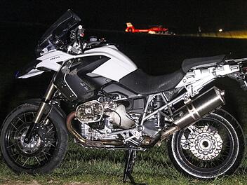 Die Maschine zeigt kaum Sch&auml;den, Fahrer und Mitfahrerin wurde beim Unfall im Kreis Forchheim allerdings schwer verletzt.Foto: News 5 / Merzbach