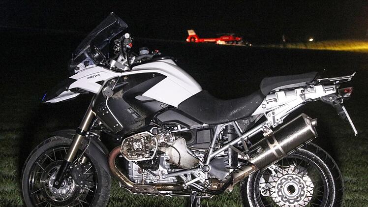 Die Maschine zeigt kaum Sch&auml;den, Fahrer und Mitfahrerin wurde beim Unfall im Kreis Forchheim allerdings schwer verletzt.Foto: News 5 / Merzbach