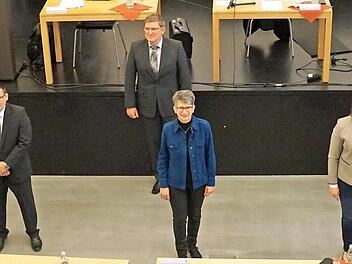 Aufstellung mit ausreichend Abstand. Die neuen Stadtratsmitglieder (von links): Michael Eichler (CBB), Benedikt Schug (Die Partei), Luigi De Vita (CBB), Michael Jäger (CWU), Manuela Fößel (SPD/FBB), Anna Schmitt (CSU), Dominik Czepluch (CBB), Harald Roppelt (SPD/FBB) sowie Bürgermeister Tobias Roppelt  Foto: Johannes Michel