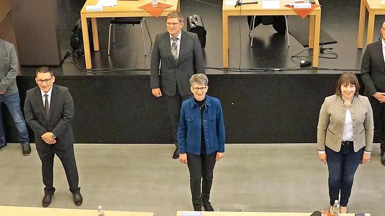 Aufstellung mit ausreichend Abstand. Die neuen Stadtratsmitglieder (von links): Michael Eichler (CBB), Benedikt Schug (Die Partei), Luigi De Vita (CBB), Michael Jäger (CWU), Manuela Fößel (SPD/FBB), Anna Schmitt (CSU), Dominik Czepluch (CBB), Harald Roppelt (SPD/FBB) sowie Bürgermeister Tobias Roppelt  Foto: Johannes Michel