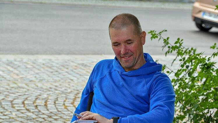 "Ab jetzt - 60 Minuten?" Christian Schmidt checkt die Zeit.Foto: Ronald Rinklef