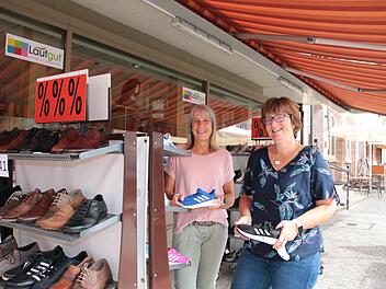 Priorität hat für Birgit Kleinböhl (rechts) von "Schuh Zoll" der Laden direkt am Marktplatz. Hier räumt sie gerade Ware mit ihrer Kollegin Petra Kaminski ein. Mitte September will sie aber auch wieder neue Produkte online auf "meinlokalshop.de" einstellen. Fotos: Ralf Ruppert
