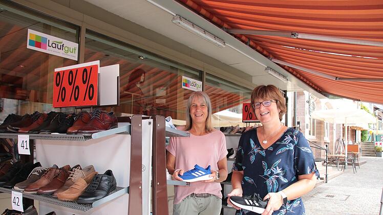 Priorität hat für Birgit Kleinböhl (rechts) von "Schuh Zoll" der Laden direkt am Marktplatz. Hier räumt sie gerade Ware mit ihrer Kollegin Petra Kaminski ein. Mitte September will sie aber auch wieder neue Produkte online auf "meinlokalshop.de" einstellen. Fotos: Ralf Ruppert