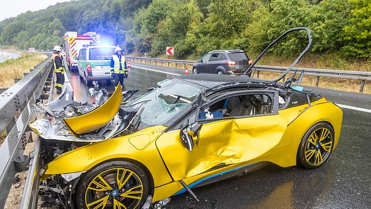 Sportwagen-Fahrer lebensgefährlich verletzt