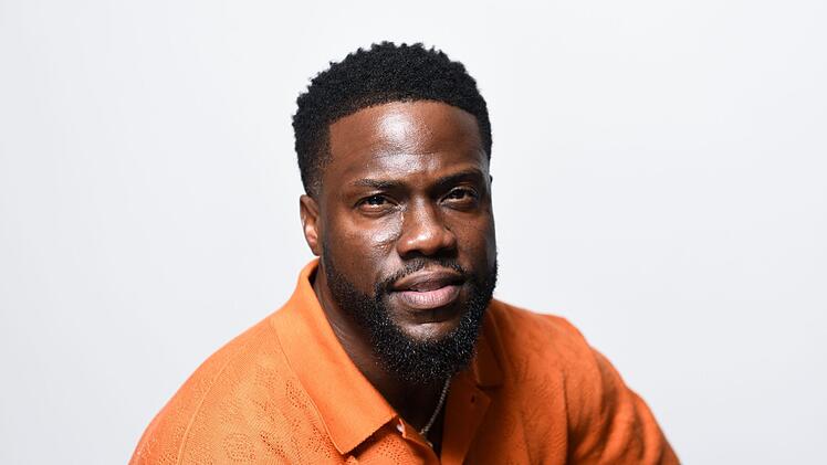 Kevin Hart nimmt seine eigene Körpergröße mit Humor.