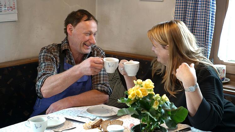 Franz trinkt Kaffee mit Poszustellerin Simone.