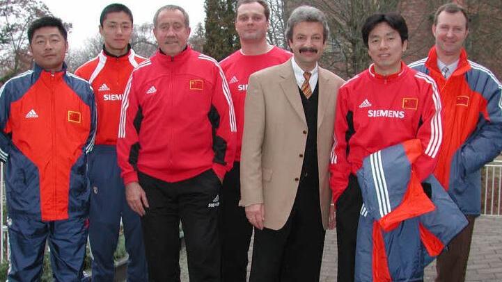 Der damalige OB Laudenbach (3. v.r.) mit dem Team der DCFA  Foto: Archiv