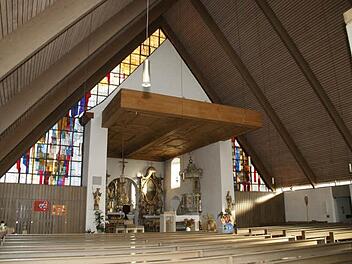 In den 70er Jahren wurde die Kirche St. Jakobus in Trossenfurt erweitert - jetzt wurde in der Pfarrversammlung über einen verkleinernden Umbau diskutiert. Die Planungen sollen nun konkreter werden.  Foto: Sabine Weinbeer