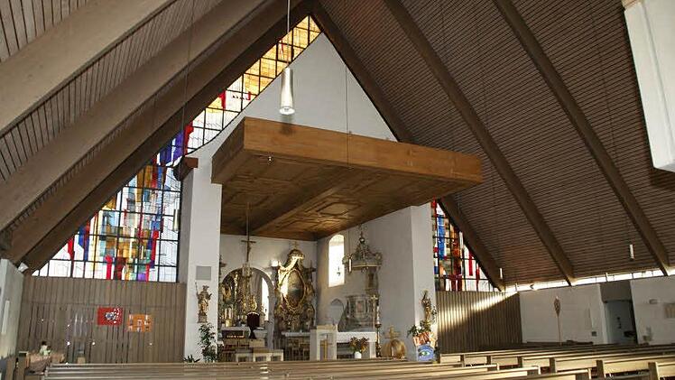 In den 70er Jahren wurde die Kirche St. Jakobus in Trossenfurt erweitert - jetzt wurde in der Pfarrversammlung über einen verkleinernden Umbau diskutiert. Die Planungen sollen nun konkreter werden.  Foto: Sabine Weinbeer